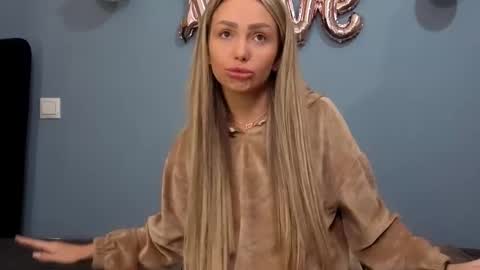 Snapshot of xsexycouples chatting on 02.25.25 AnnaMaee online show from 02.25.25