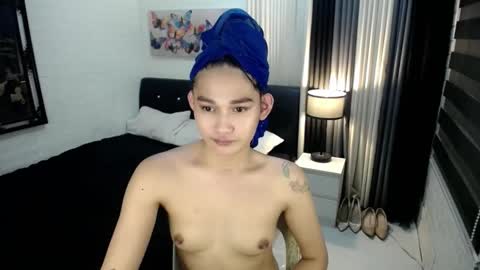 Snapshot of xtspetitehugecock chatting on 12.22.25 xtspetitehugecock online show from 12.22.25