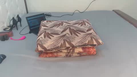 Snapshot of xumamaya chatting on 09.09.25 hey its Mayah online show from 09.09.25