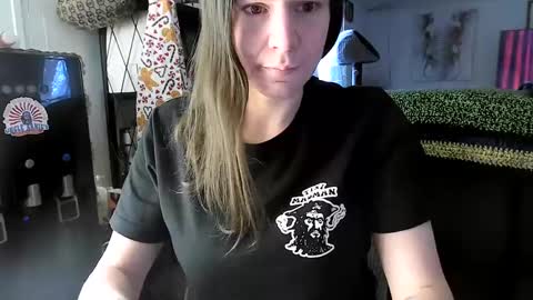 Snapshot of xxdana chatting on 01.18.25 Deezy online show from 01.18.25