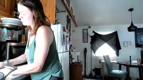 Snapshot of xxdana chatting on 09.23.25 Deezy online show from 09.23.25