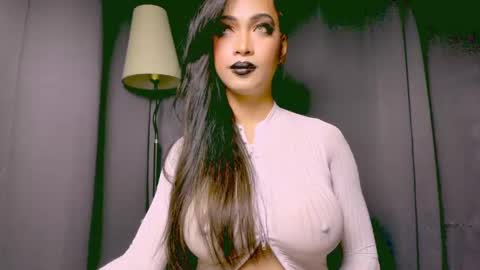 Snapshot of xxsexyandhotxx chatting on 01.23.25 Lara online show from 01.23.25