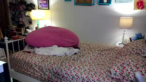 Strawberry Jane online show from 04.25.26