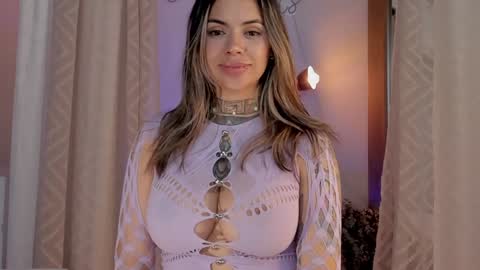 Snapshot of yandracelisoficial chatting on 12.17.24 YANDRA CELIS online show from 12.17.24