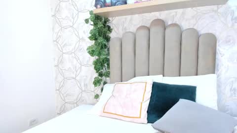 Snapshot of yaraamada chatting on 10.31.25 Yara online show from 10.31.25