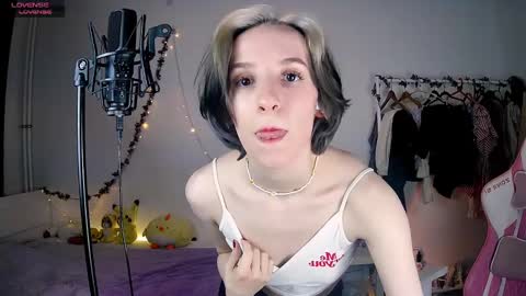 Snapshot of yellow_songbird chatting on 03.05.25 Liya online show from 03.05.25