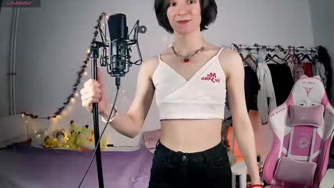 Snapshot of yellow_songbird chatting on 03.07.25 Liya online show from 03.07.25