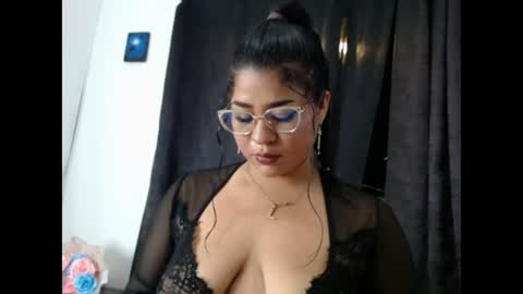Snapshot of yelly_18 chatting on 06.19.26 yelly online show from 06.19.26