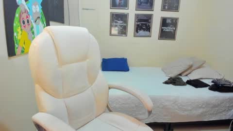 Snapshot of yker18 chatting on 01.04.25 yker online show from 01.04.25