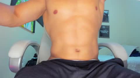 Snapshot of yker18 chatting on 01.12.25 yker online show from 01.12.25