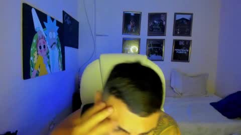 Snapshot of yker18 chatting on 01.21.25 yker online show from 01.21.25