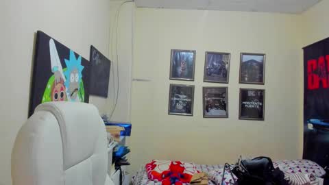 Snapshot of yker18 chatting on 09.30.25 yker online show from 09.30.25