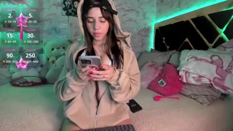 Snapshot of yluismag chatting on 03.09.25 lucy online show from 03.09.25