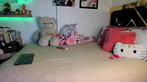 Snapshot of yluismag chatting on 10.06.25 lucy online show from 10.06.25