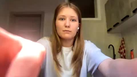 Snapshot of yolandaleduc chatting on 06.23.26 Kira online show from 06.23.26