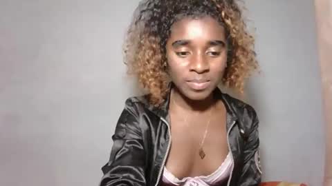 yolandrina05 online show from 10.13.25