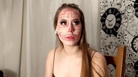 Snapshot of yonsteinworth chatting on 10.17.25 Hey Guys My name is Vivienne online show from 10.17.25