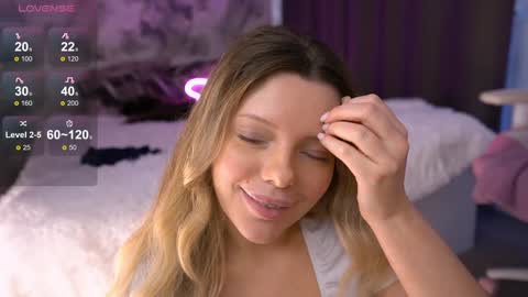 Julia Please Thumbs up me   online show from 12.08.24