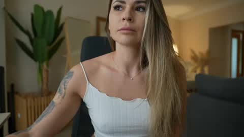 Snapshot of your_poison_girl chatting on 04.19.26 Helena online show from 04.19.26