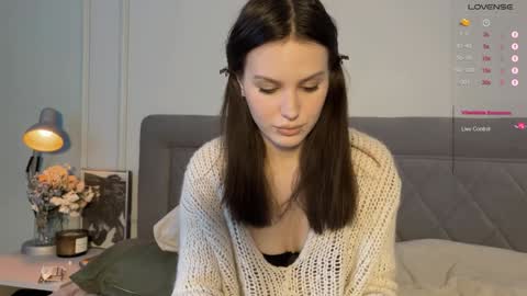 Snapshot of yourher0in chatting on 12.11.24 Aida online show from 12.11.24