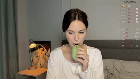 Snapshot of yourher0in chatting on 01.05.25 Aida online show from 01.05.25