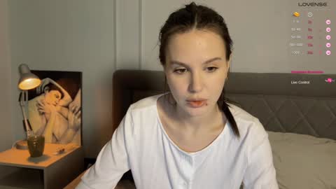 Snapshot of yourher0in chatting on 01.06.25 Aida online show from 01.06.25