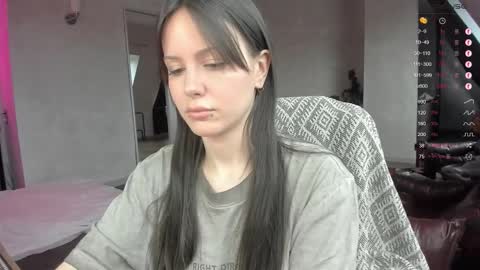 Snapshot of yourher0in chatting on 10.02.25 Aida online show from 10.02.25