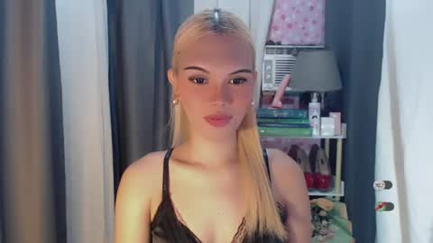 Snapshot of yourlovekylie chatting on 07.20.26 KYLIE MORE online show from 07.20.26