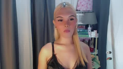 Snapshot of yourlovekylie chatting on 07.20.26 KYLIE MORE online show from 07.20.26