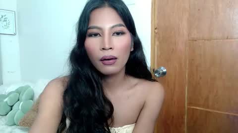yourprettybella_ts online show from 11.17.25