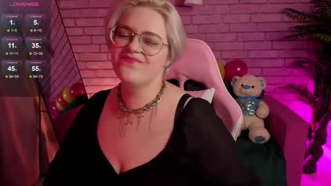 Snapshot of yukiohara chatting on 11.25.25 Yuki online show from 11.25.25