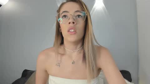 Snapshot of yulievans chatting on 01.11.25 yulievans online show from 01.11.25