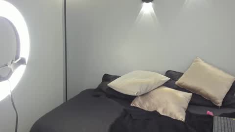 Snapshot of yulievans chatting on 01.12.25 yulievans online show from 01.12.25