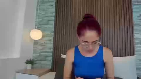 Snapshot of yulievans chatting on 09.10.25 yulievans online show from 09.10.25