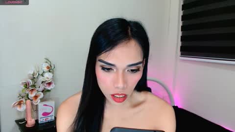 Snapshot of yumieholly chatting on 10.12.25 yumieholly online show from 10.12.25