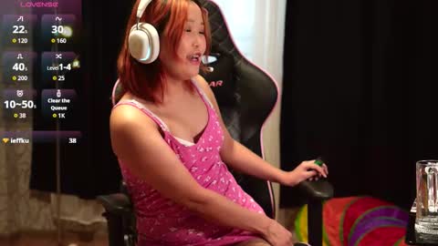 Snapshot of yummy_maya chatting on 11.22.25 Chimi online show from 11.22.25