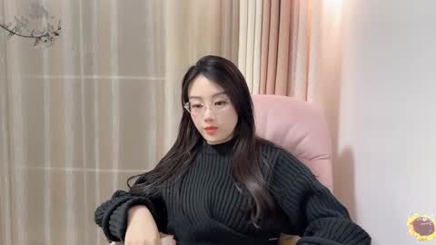 Snapshot of yuner0715 chatting on 12.08.24 YunEr online show from 12.08.24