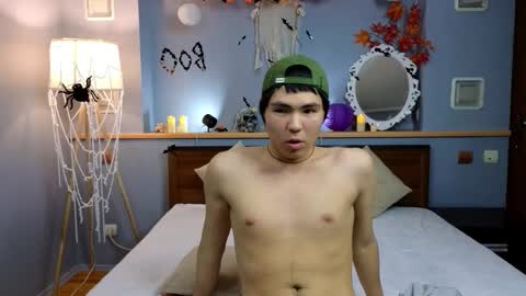 Snapshot of yuvibe chatting on 10.31.25 Yu online show from 10.31.25