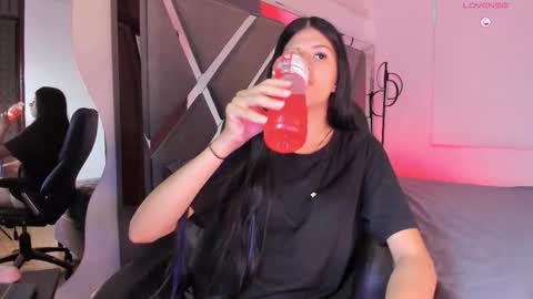 Snapshot of zafiranavarro chatting on 12.21.25 zafira online show from 12.21.25