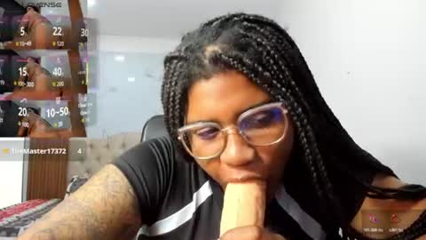 Snapshot of zahra_rose chatting on 06.25.26 zahra_rose online show from 06.25.26