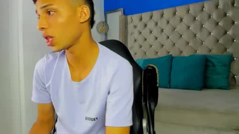 Snapshot of zan_shellby chatting on 11.08.25 zan_shellby online show from 11.08.25