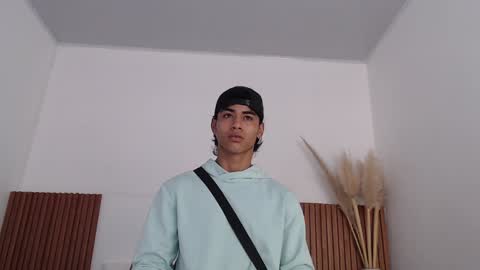 Snapshot of zander_2120 chatting on 01.05.25 Zander online show from 01.05.25