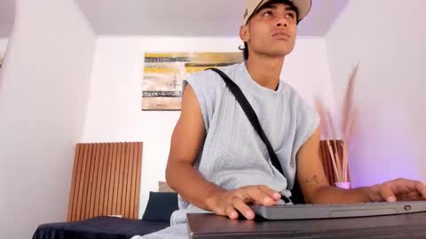 Snapshot of zander_2120 chatting on 12.20.25 Zander online show from 12.20.25