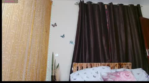 Snapshot of zara_lae chatting on 01.10.25 nicky online show from 01.10.25