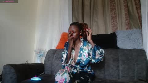 Snapshot of zara_lae chatting on 10.25.25 nicky online show from 10.25.25