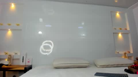 Zenda Evans online show from 11.26.25