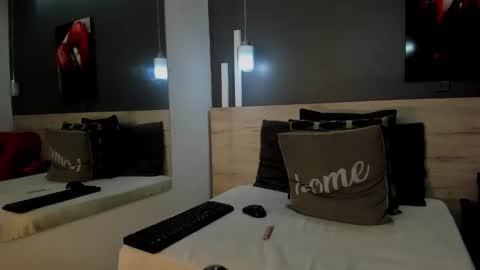 Snapshot of zhiratowers chatting on 01.28.25 zahira online show from 01.28.25