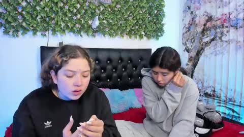 Snapshot of zoe_and_valeria chatting on 04.29.26 Zoe And Valeria online show from 04.29.26