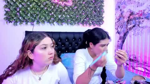 Snapshot of zoe_and_valeria chatting on 05.29.26 Zoe And Valeria online show from 05.29.26