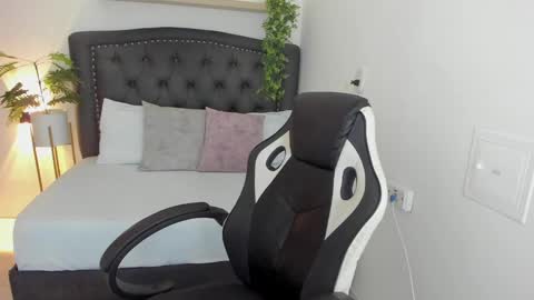 Zoe  online show from 01.14.25